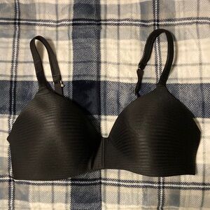 Hanes Women's Concealing Petals Wireless Bra with Convertible Straps